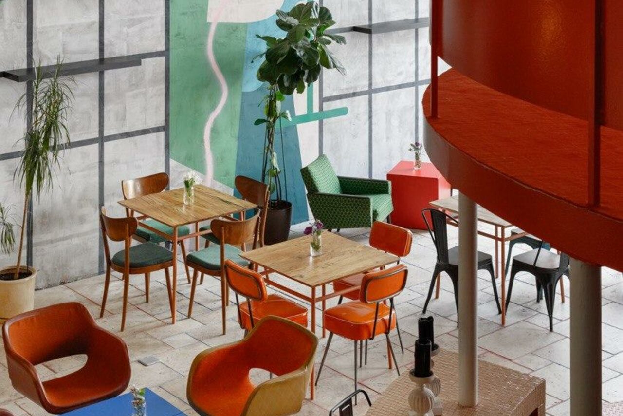 Арендовать SLOW WINE. Двухуровневый лофт с ярким дизайном