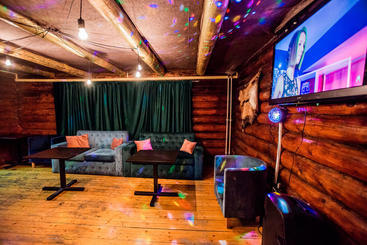 Арендовать Stylized loft with turquoise sofas