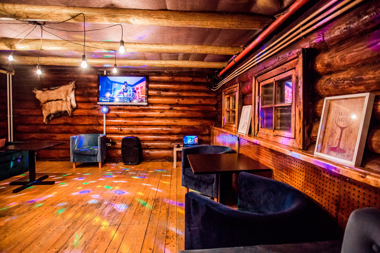 Арендовать Stylized loft with turquoise sofas