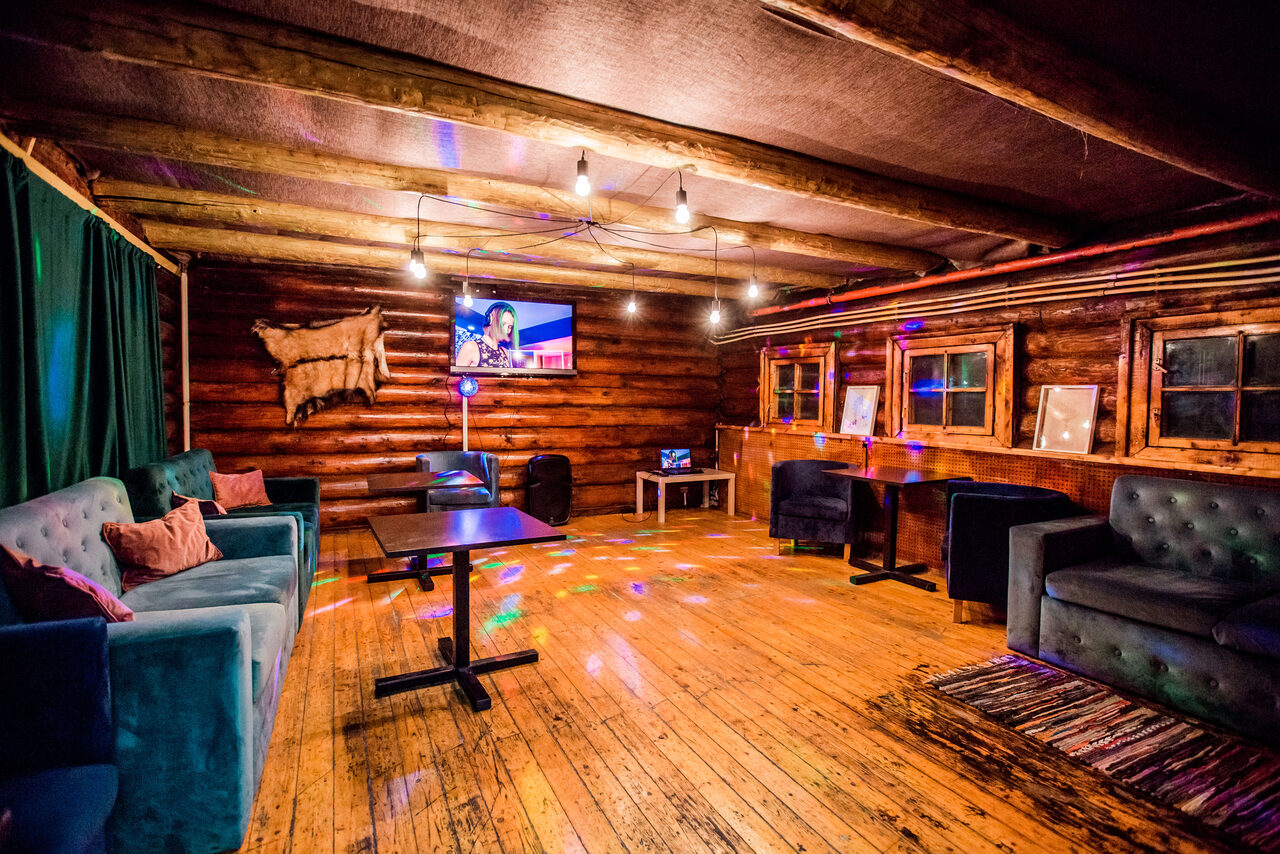 Арендовать Stylized loft with turquoise sofas