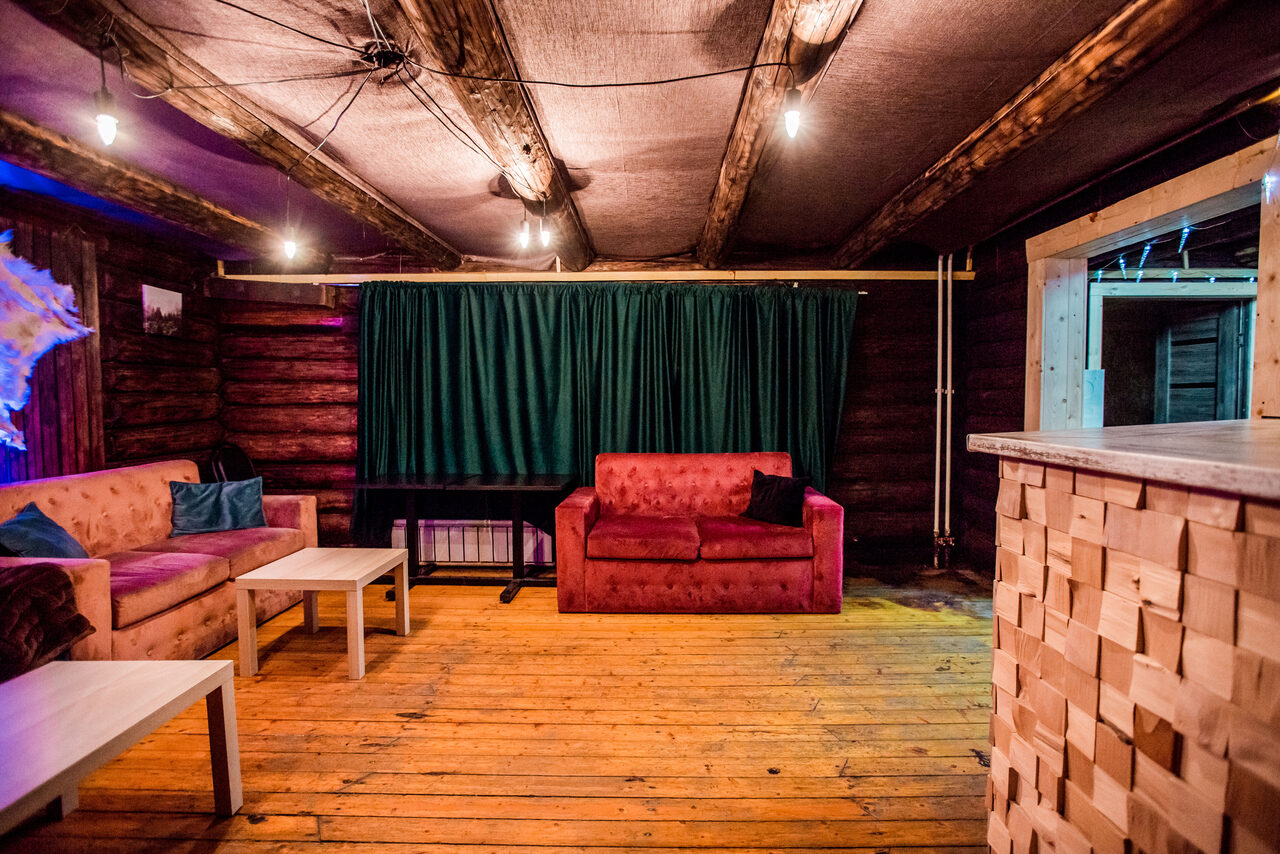 Арендовать Stylized loft with turquoise sofas