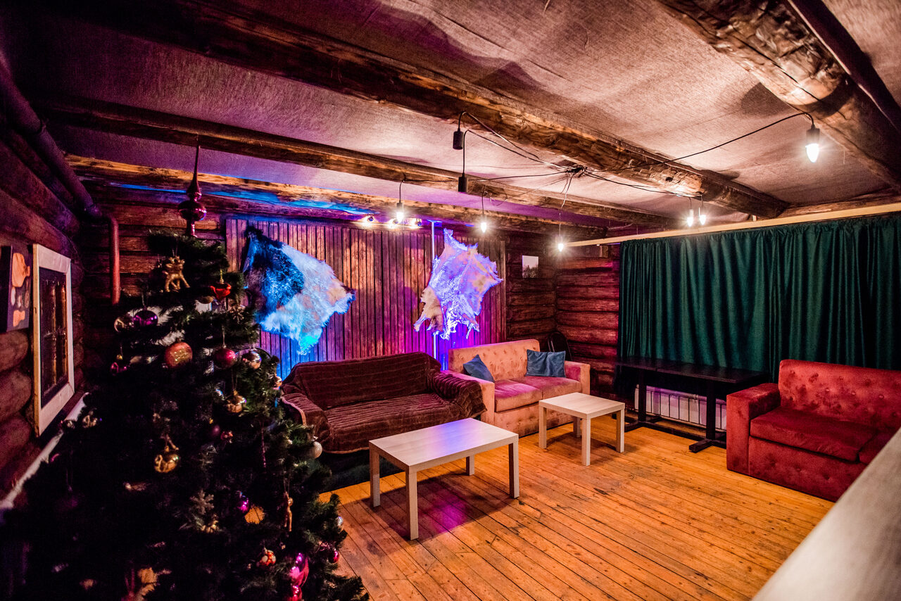 Арендовать Stylized loft with turquoise sofas