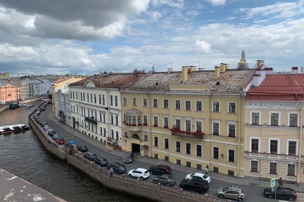 Арендовать Комфортный зал в центре классического Петербурга рядом с Дво