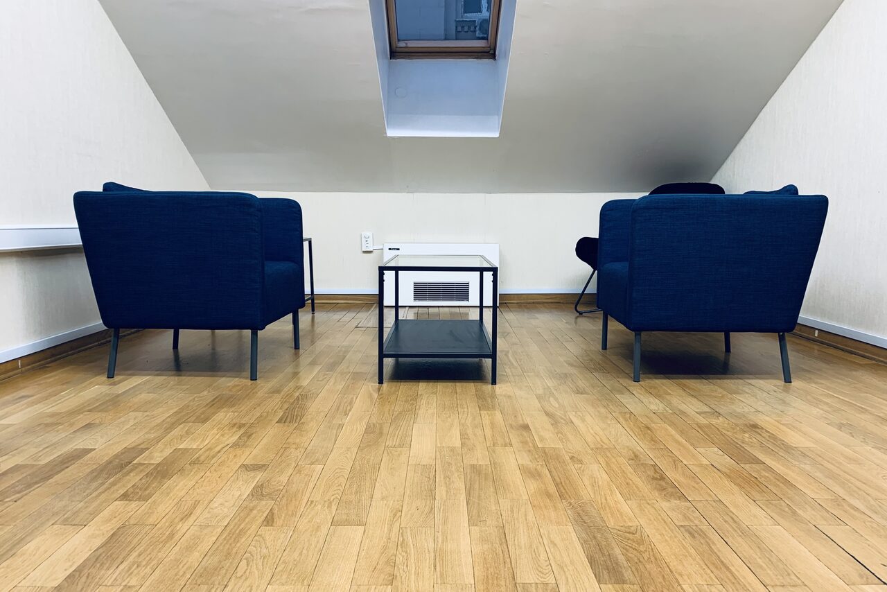 Арендовать Cabinet with comfortable armchairs