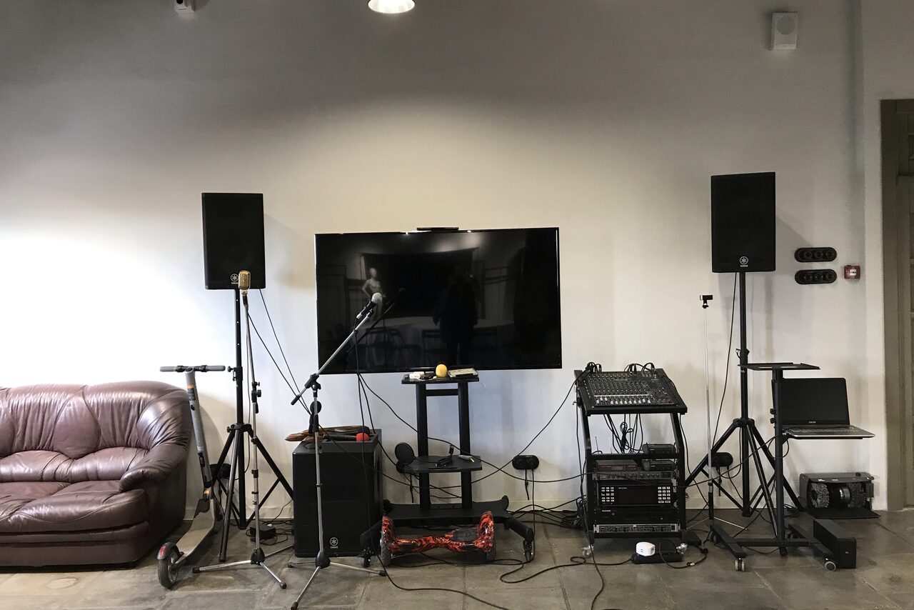 Арендовать Equipped loft in black and white