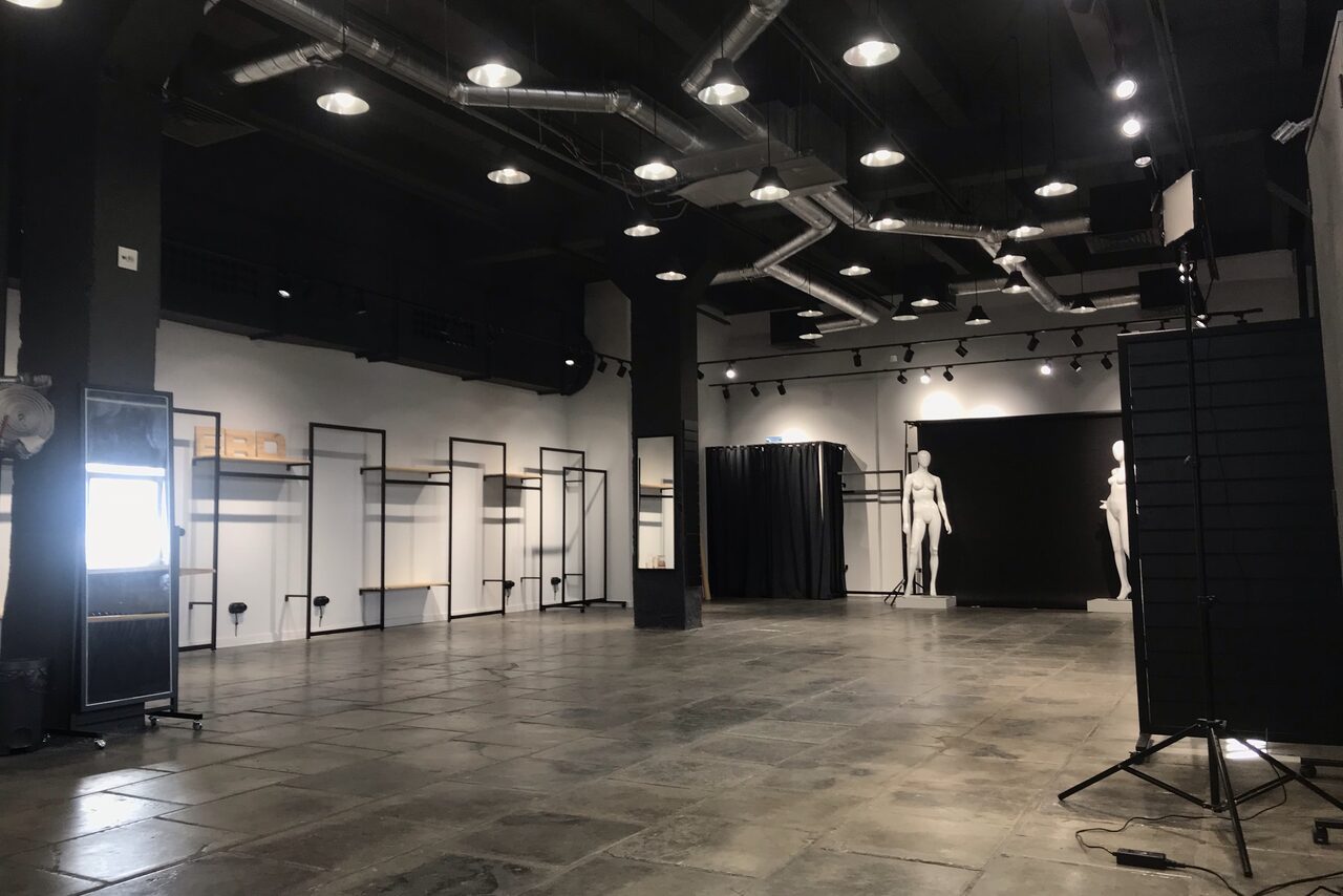 Арендовать Equipped loft in black and white