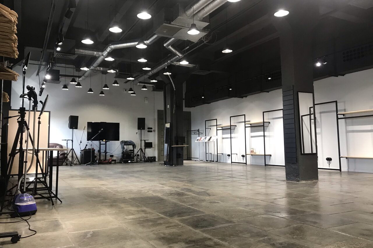 Арендовать Equipped loft in black and white