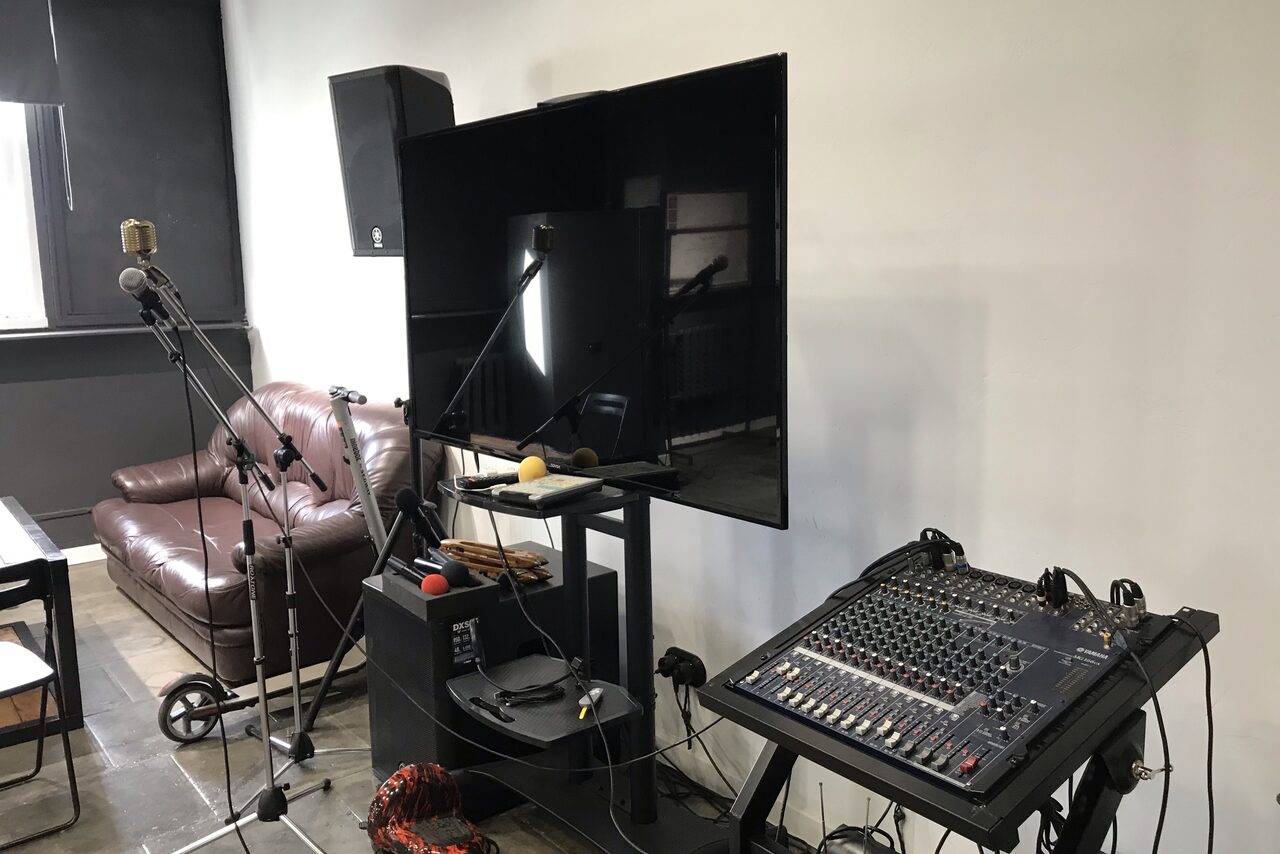 Арендовать Equipped loft in black and white