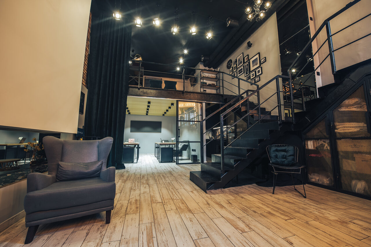 Арендовать Стилизованный лофт с граммофоном