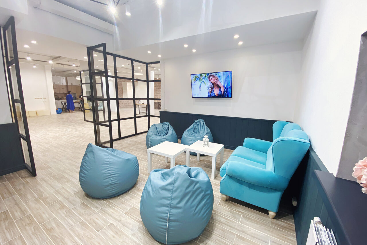 Арендовать Зонированный лофт с пуфами. Event - пространство TEPLICA