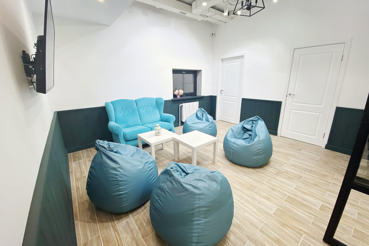 Арендовать Зонированный лофт с пуфами. Event - пространство TEPLICA