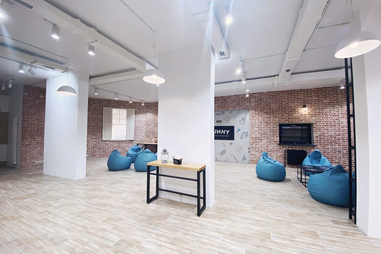 Арендовать Зонированный лофт с пуфами. Event - пространство TEPLICA