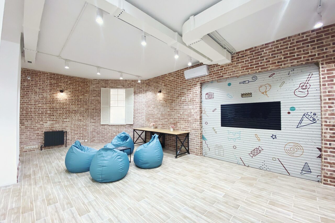 Арендовать Зонированный лофт с пуфами. Event - пространство TEPLICA