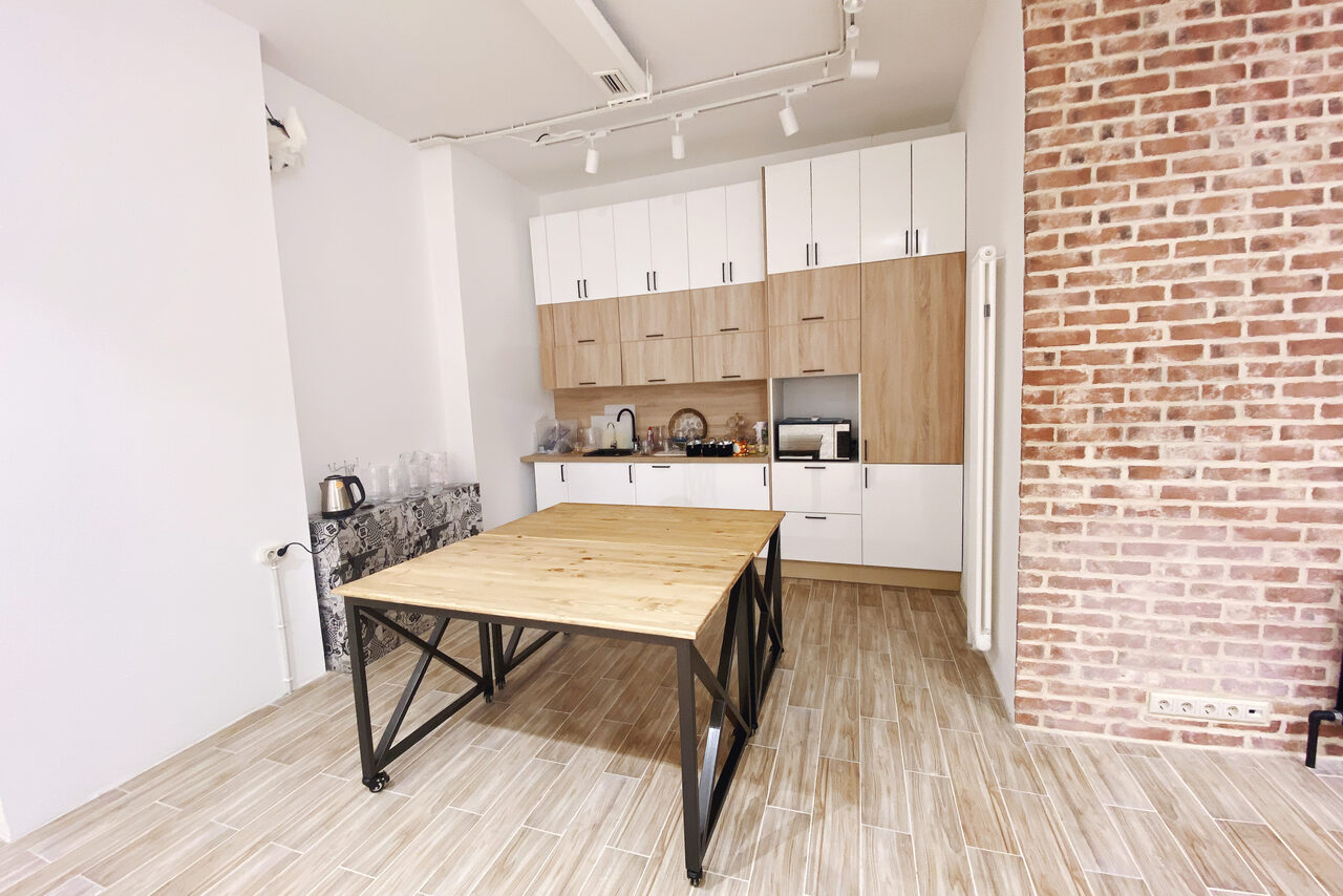 Арендовать Зонированный лофт с пуфами. Event - пространство TEPLICA