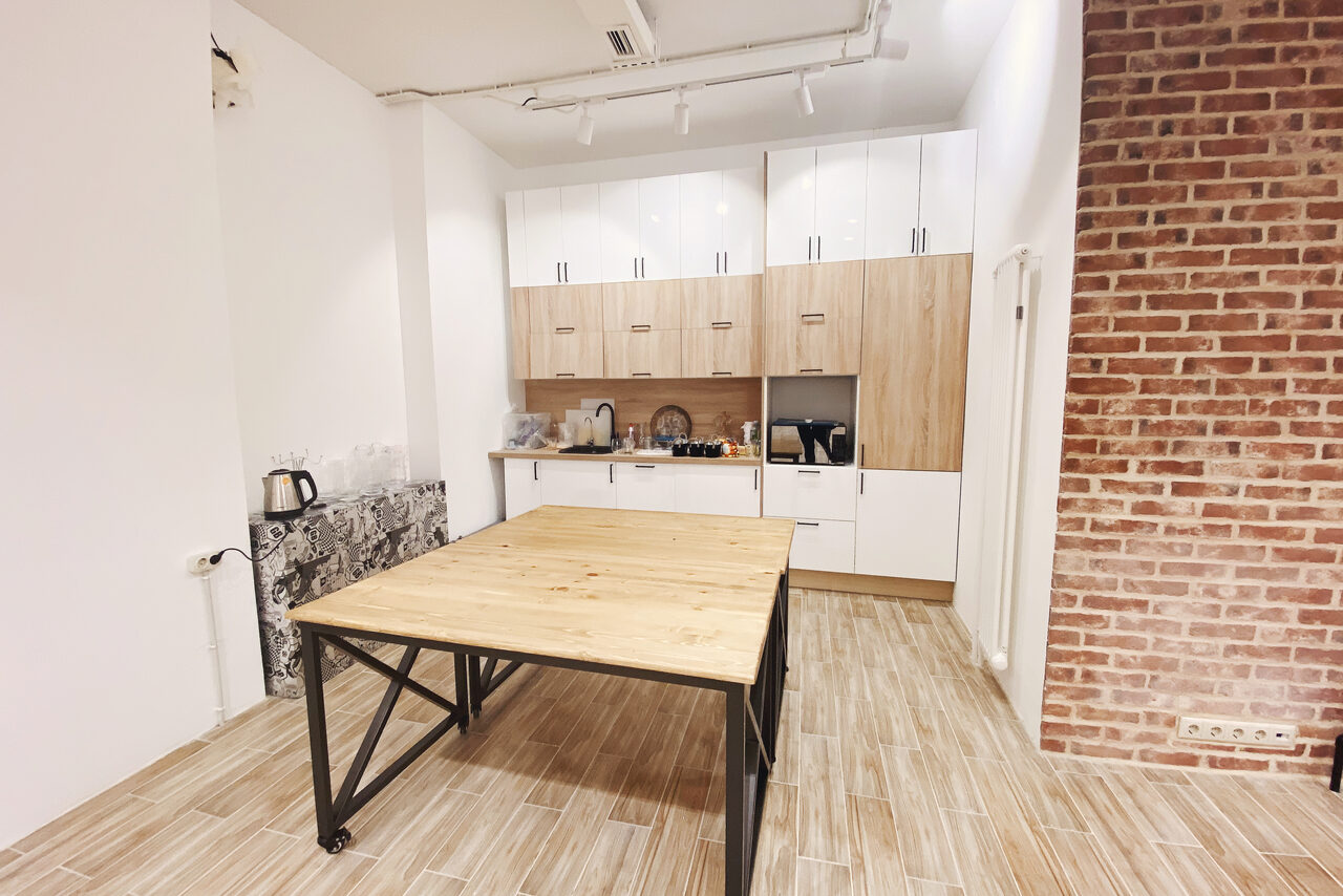 Арендовать Зонированный лофт с пуфами. Event - пространство TEPLICA