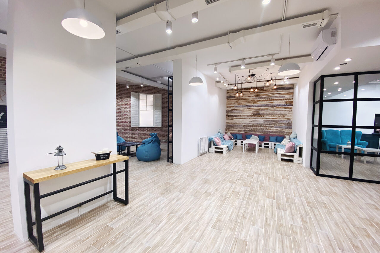 Арендовать Зонированный лофт с пуфами. Event - пространство TEPLICA