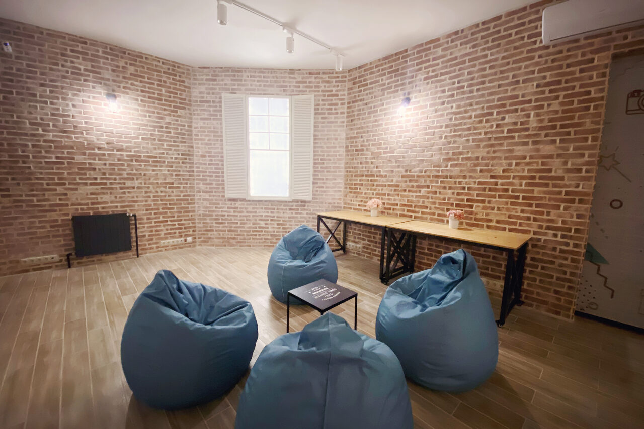 Арендовать Зонированный лофт с пуфами. Event - пространство TEPLICA