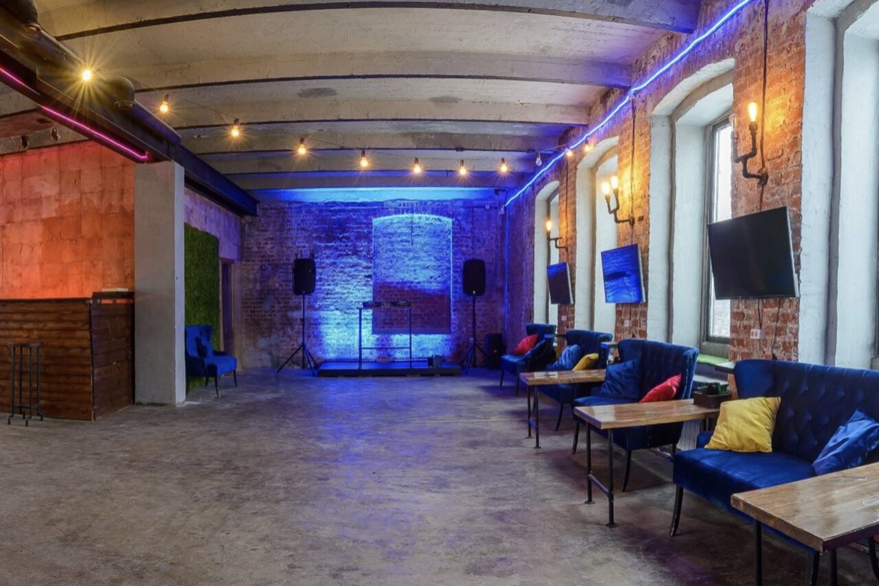 Арендовать Conductor Lofts (Кондуктор Лофт). С дизайнерской мебелью и высокими сводчатыми потолками