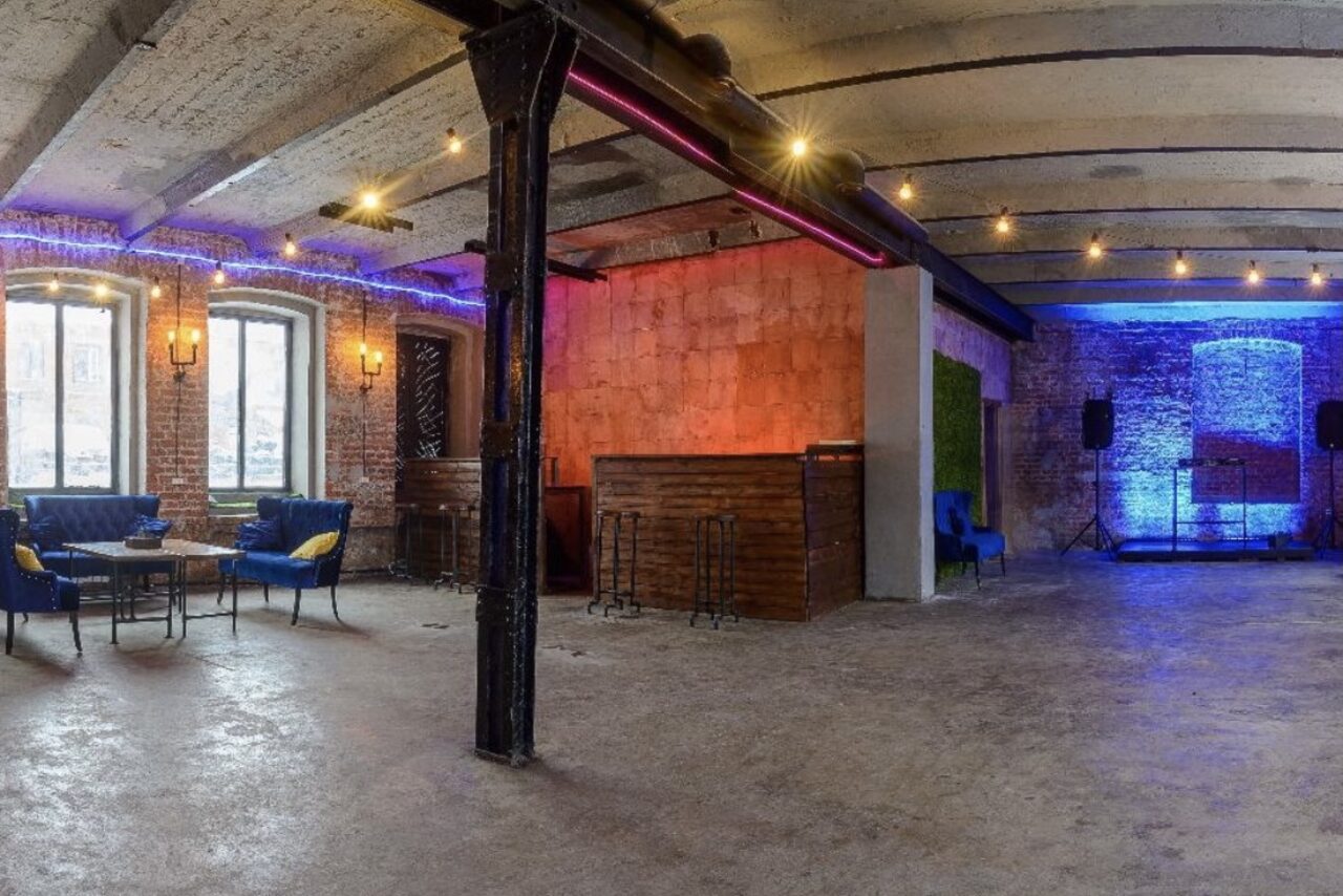 Арендовать Conductor Lofts (Кондуктор Лофт). С дизайнерской мебелью и высокими сводчатыми потолками