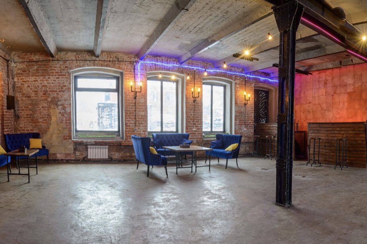 Арендовать Conductor Lofts (Кондуктор Лофт). С дизайнерской мебелью и высокими сводчатыми потолками