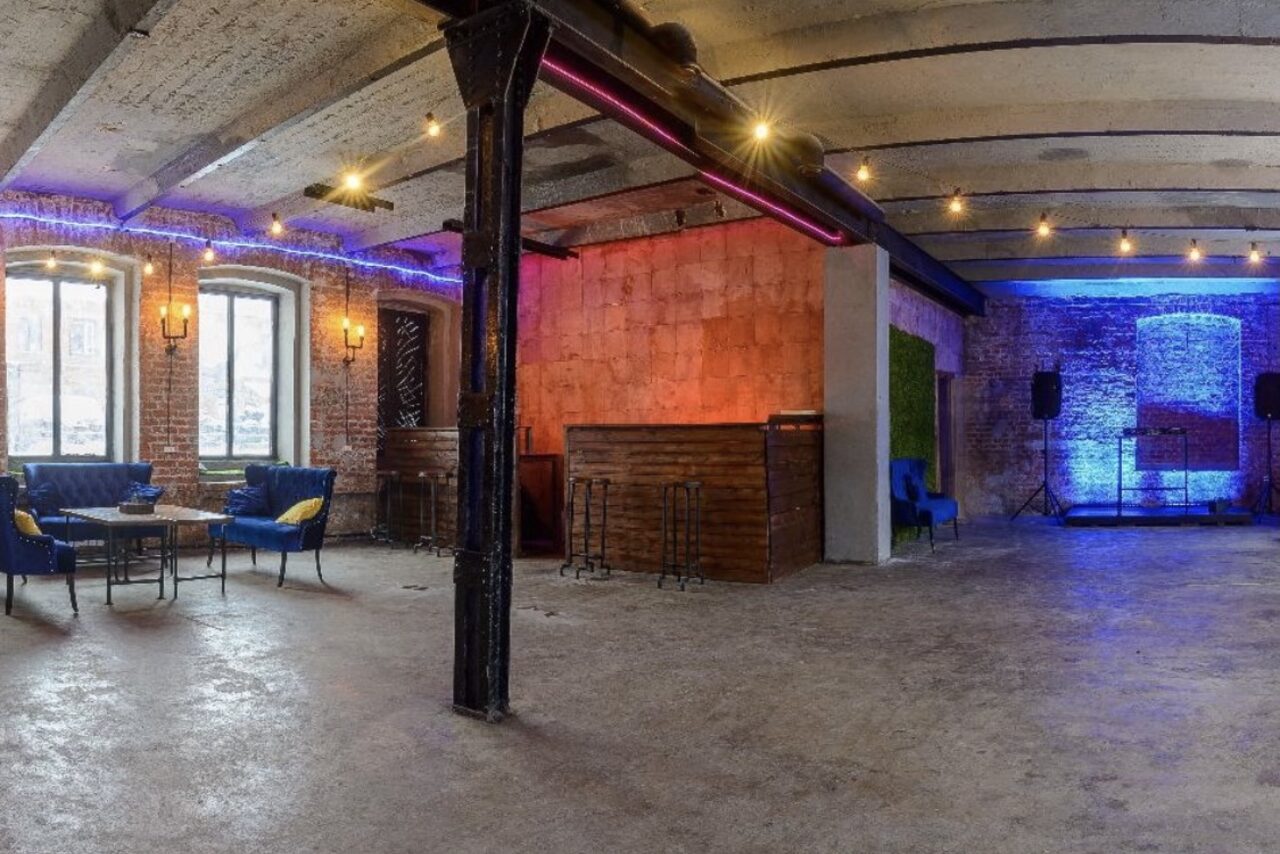 Арендовать Conductor Lofts (Кондуктор Лофт). С дизайнерской мебелью и высокими сводчатыми потолками