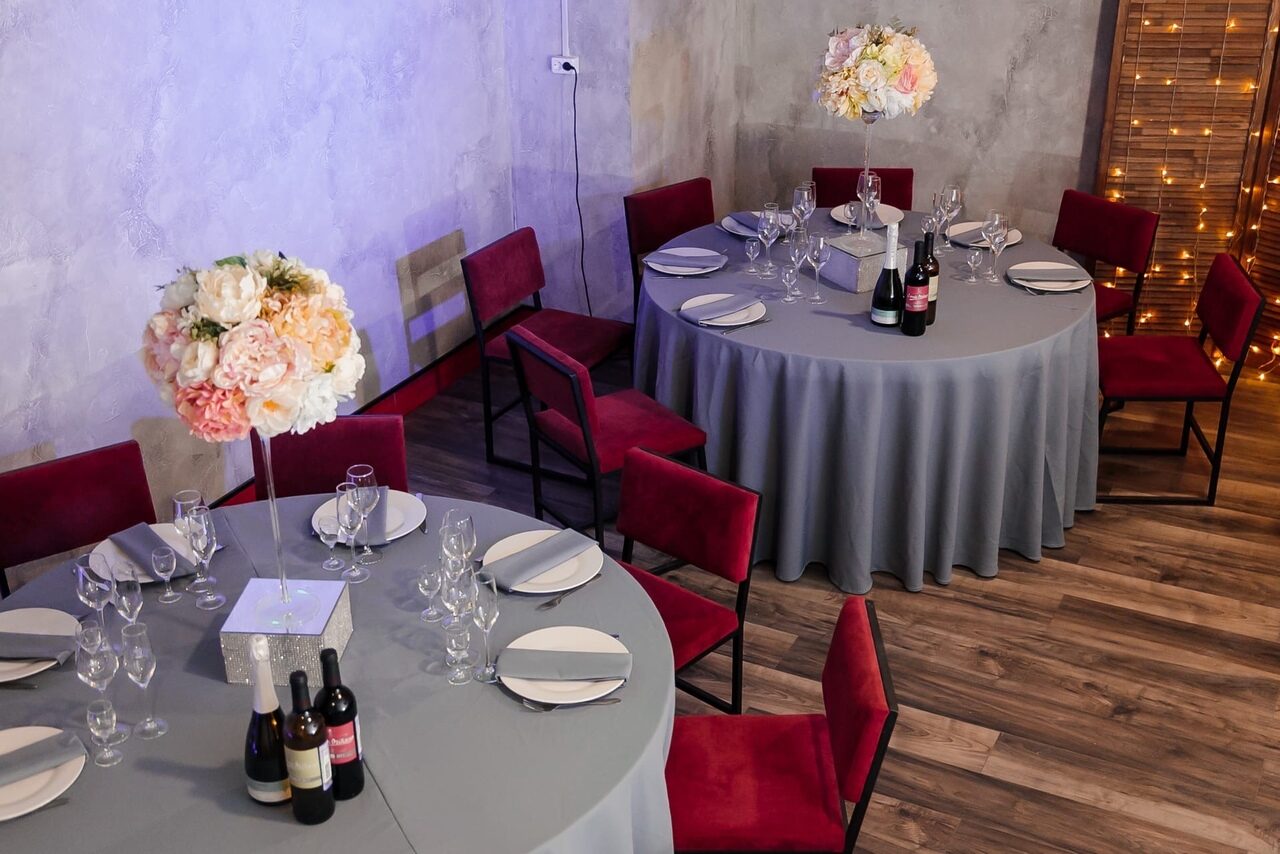 Арендовать One Bar. Лофт с круглыми столами 