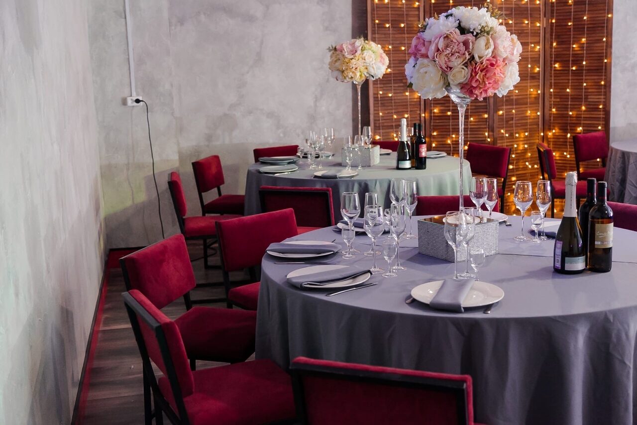 Арендовать One Bar. Лофт с круглыми столами 