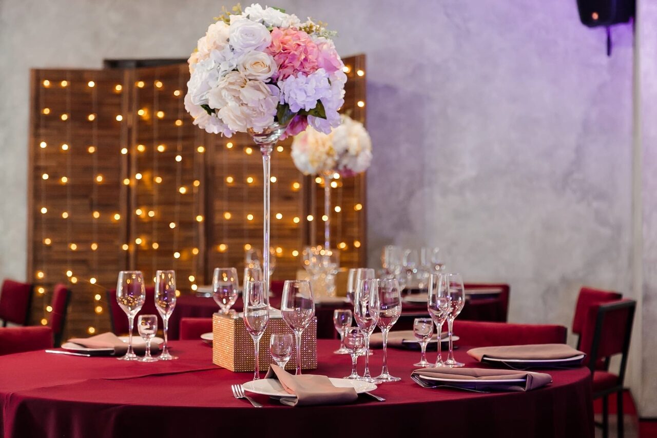 Арендовать One Bar. Лофт с круглыми столами 