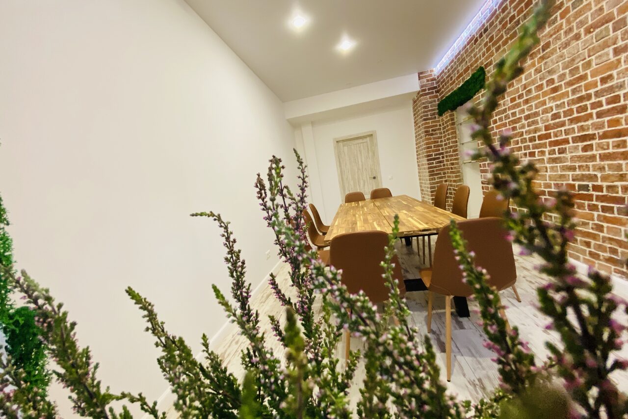 Арендовать Комната для переговоров с кирпичной стеной