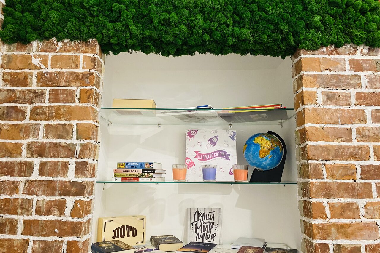 Арендовать Комната для переговоров с кирпичной стеной