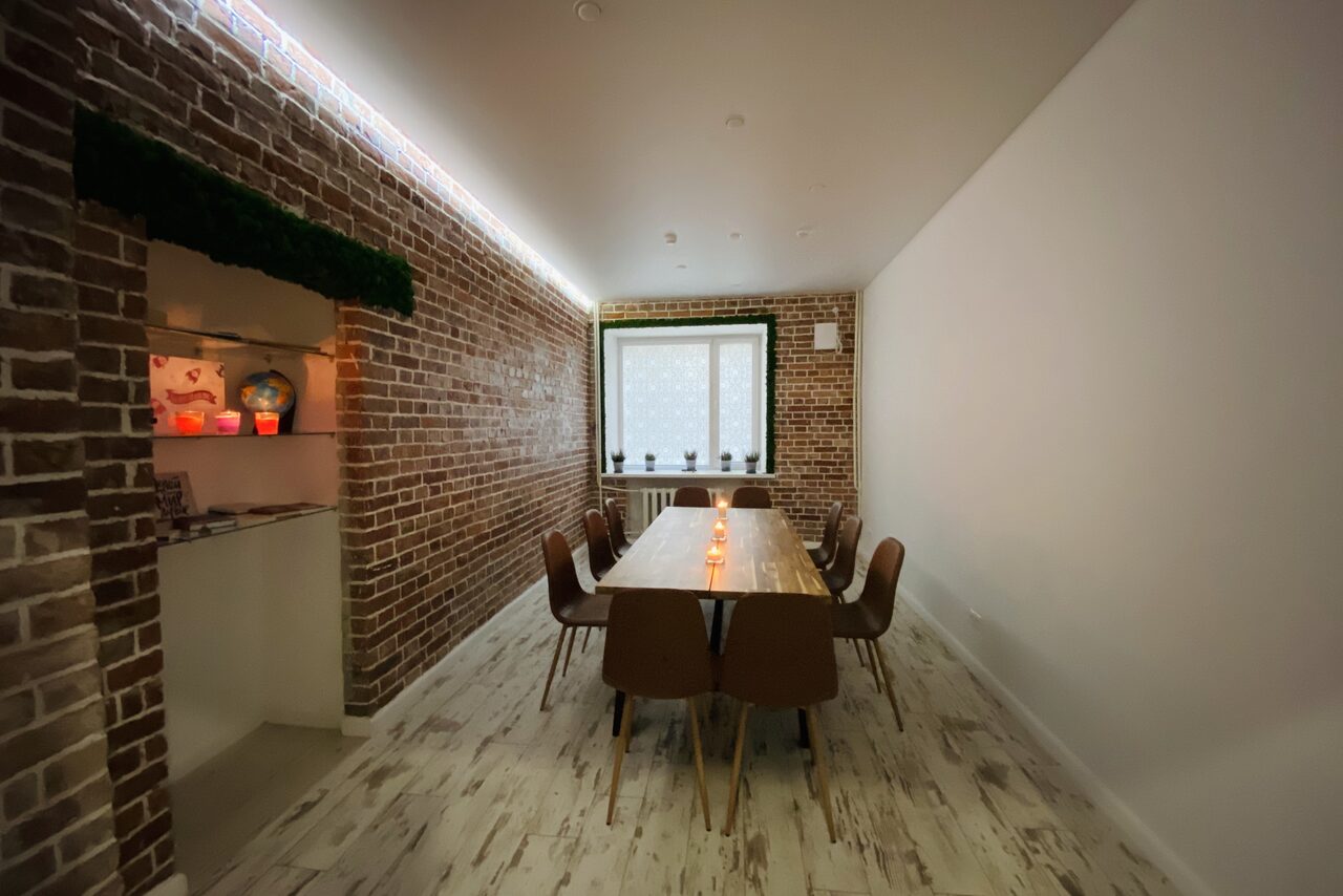 Арендовать Комната для переговоров с кирпичной стеной