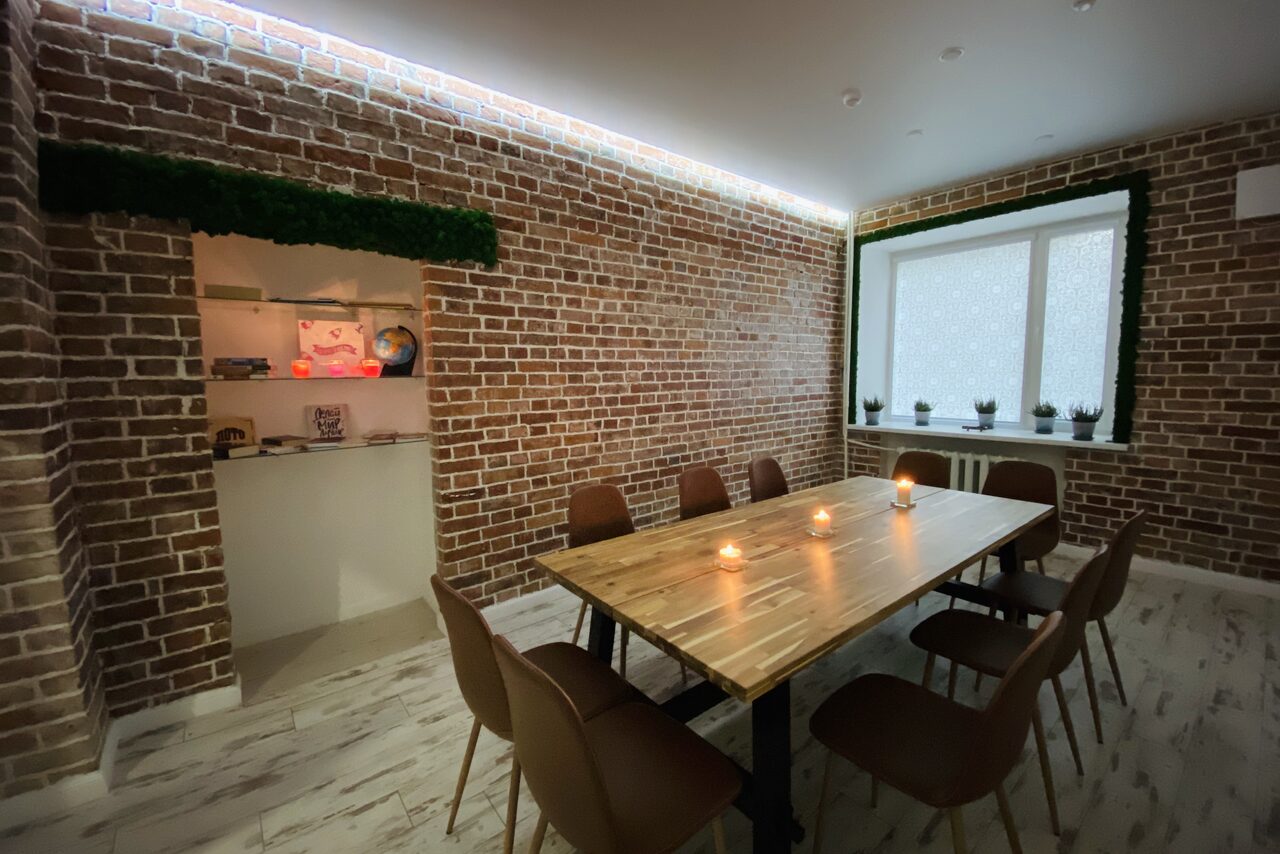 Арендовать Комната для переговоров с кирпичной стеной