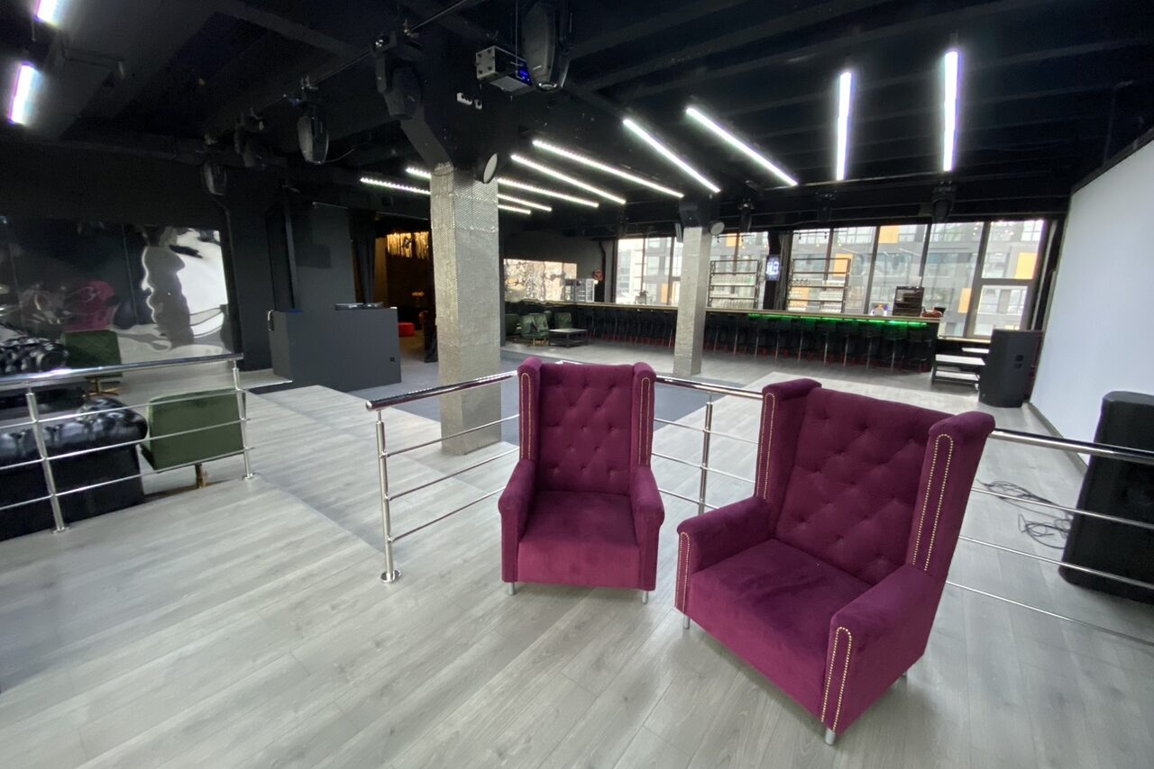 Арендовать Convertible loft with panoramic windows 