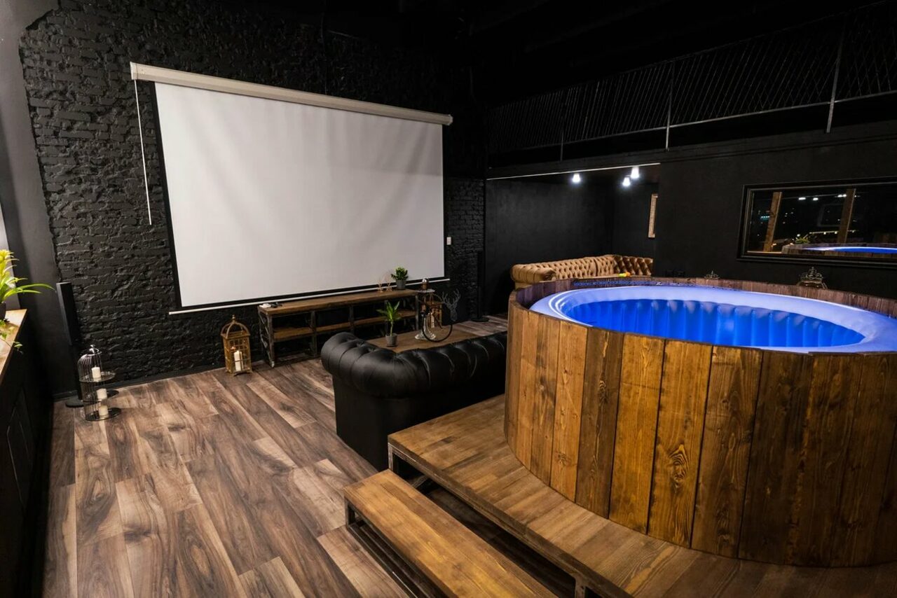Арендовать IglooBar (ИглуБар). Стильный кинолофт с джакузи и видом на город