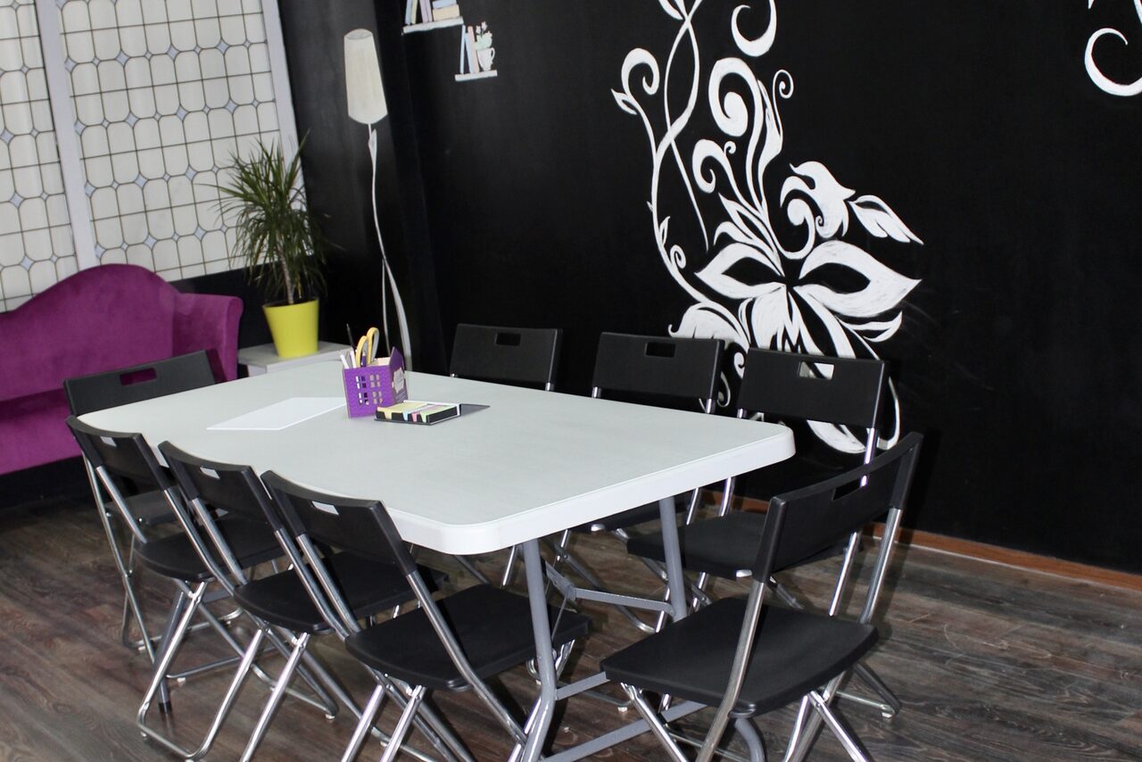 Арендовать Training loft with a bright sofa