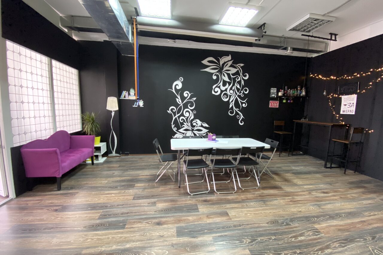 Арендовать Training loft with a bright sofa