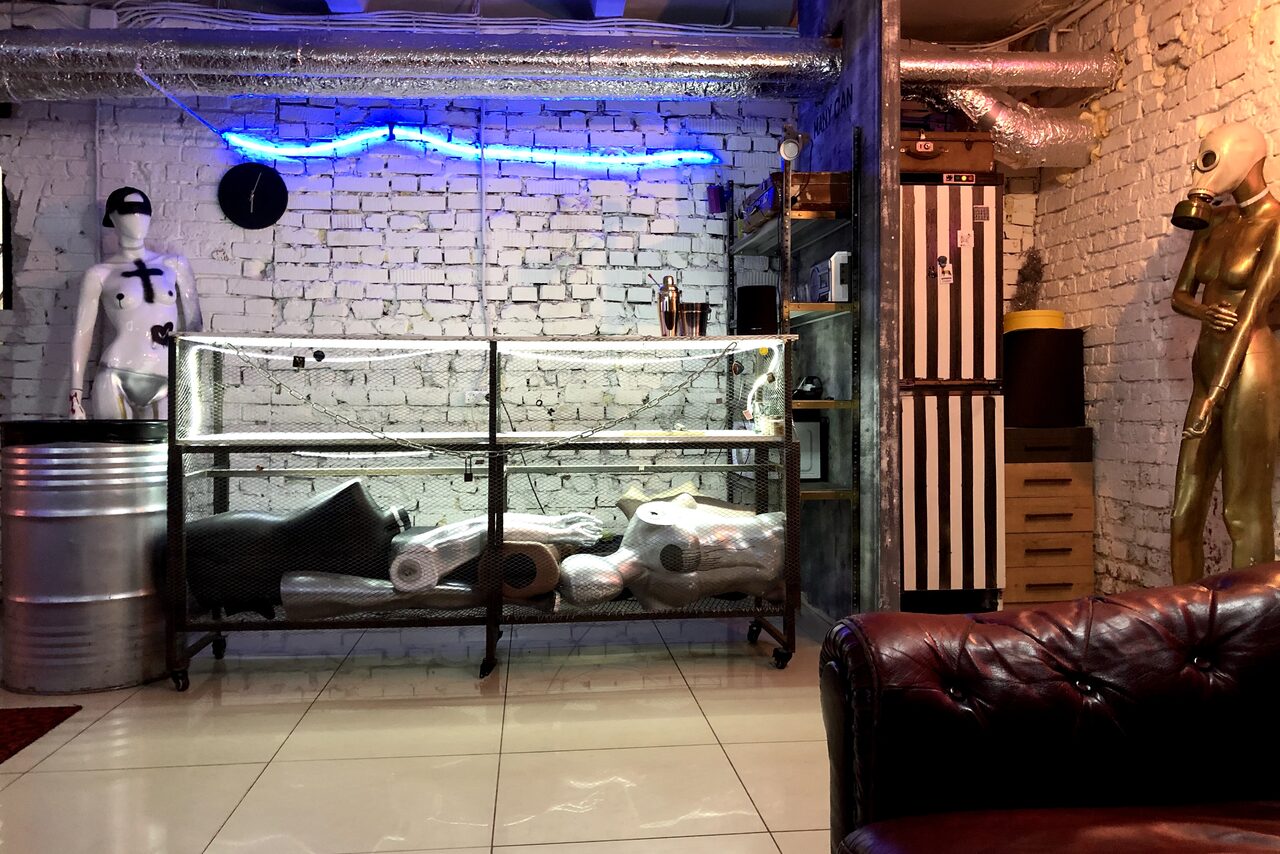 Арендовать Chamber loft with mannequins