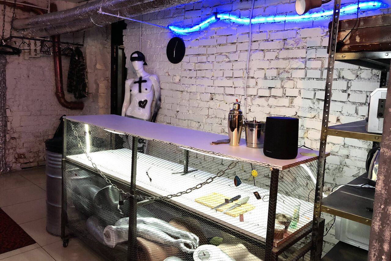 Арендовать Chamber loft with mannequins
