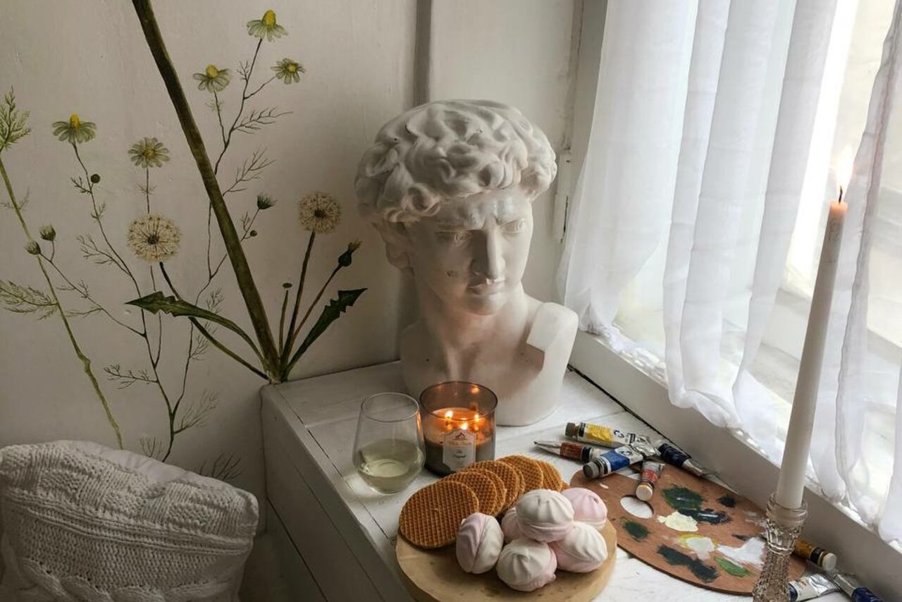 Арендовать Светлая Студия с высокими потолками и лепниной