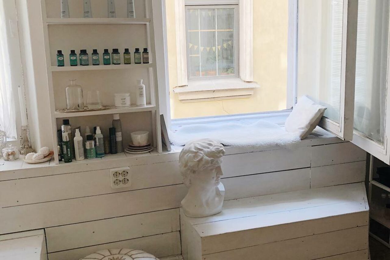 Арендовать Светлая Студия с высокими потолками и лепниной