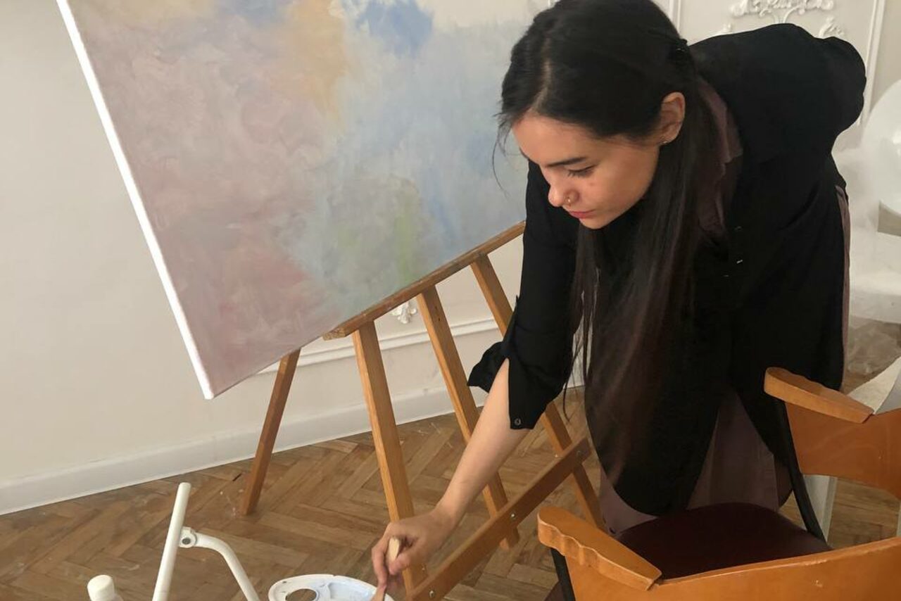 Арендовать Светлая Студия с высокими потолками и лепниной