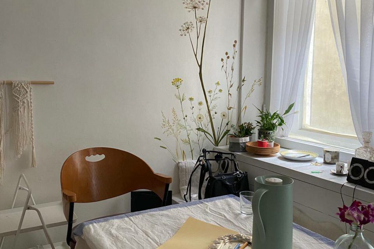 Арендовать Светлая Студия с высокими потолками и лепниной