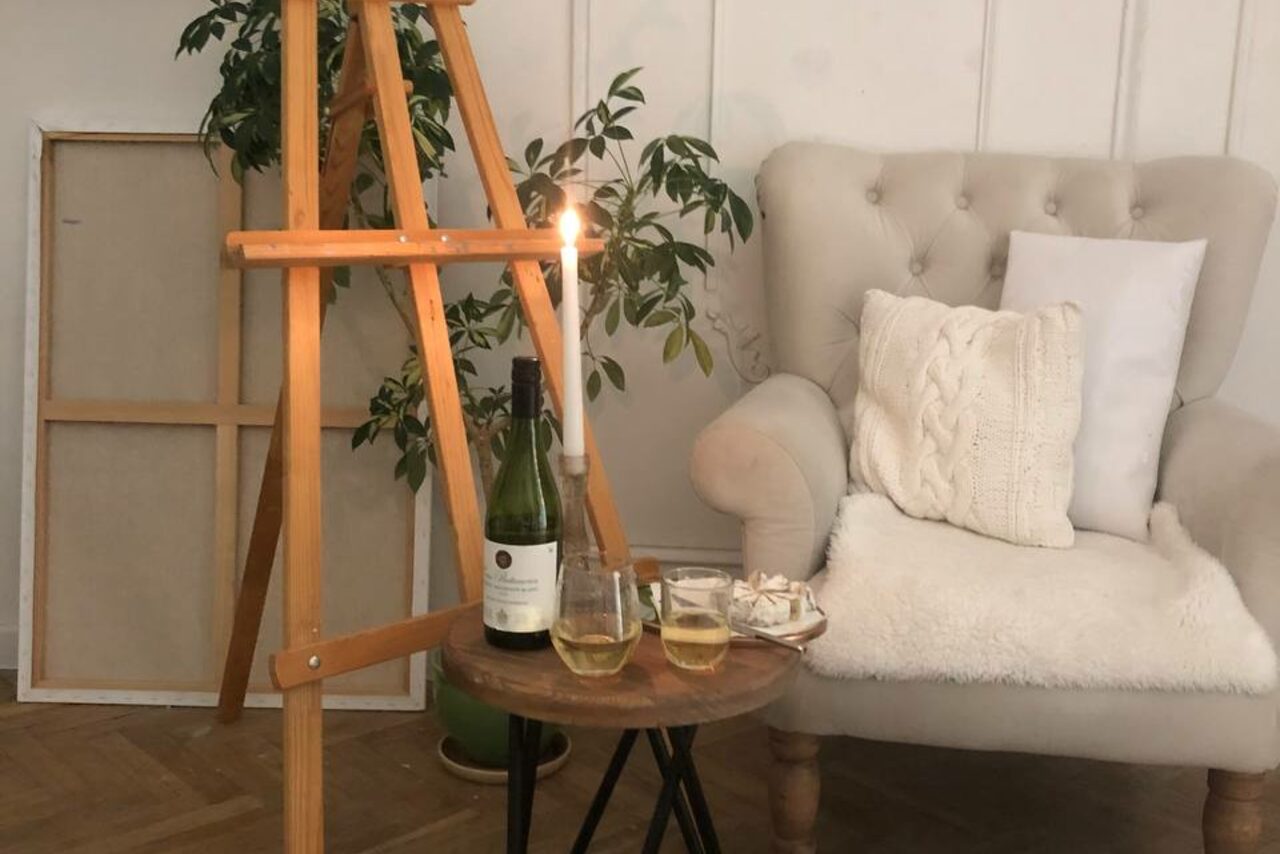 Арендовать Светлая Студия с высокими потолками и лепниной