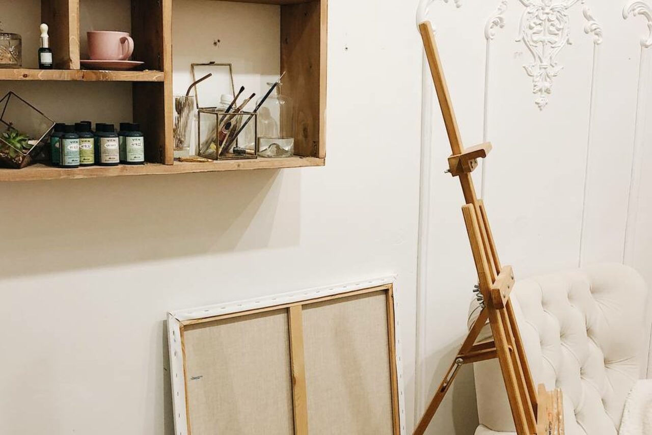 Арендовать Светлая Студия с высокими потолками и лепниной