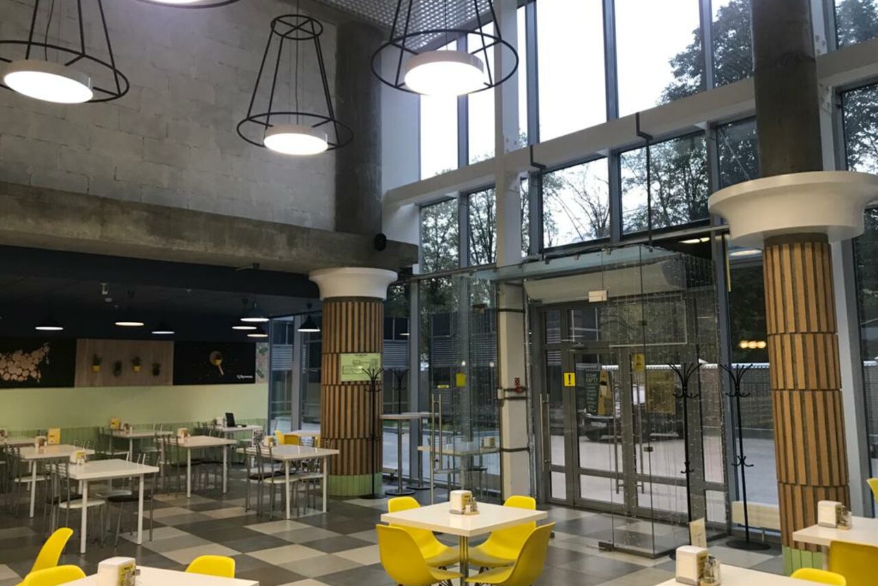 Арендовать Loft cafe with accent chairs and high ceilings