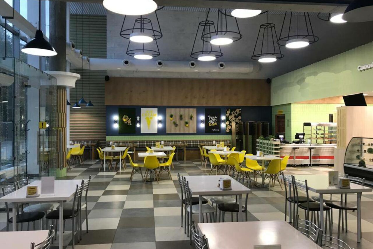 Арендовать Loft cafe with accent chairs and high ceilings