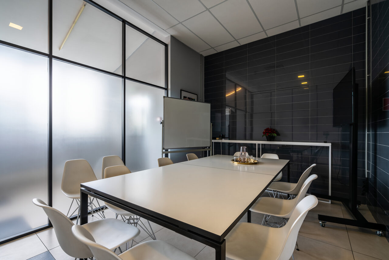 Арендовать Glass meeting room in the Business quarter