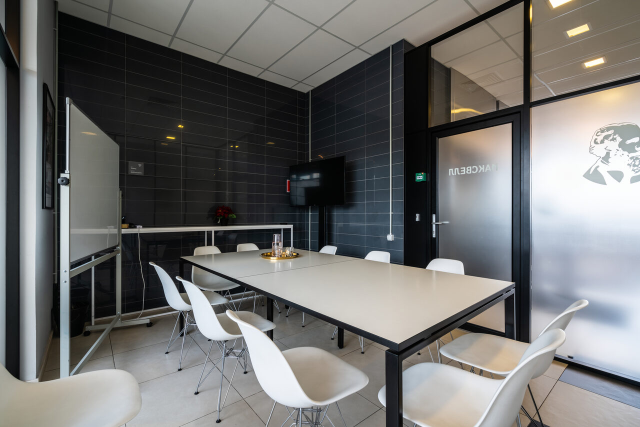 Арендовать Glass meeting room in the Business quarter