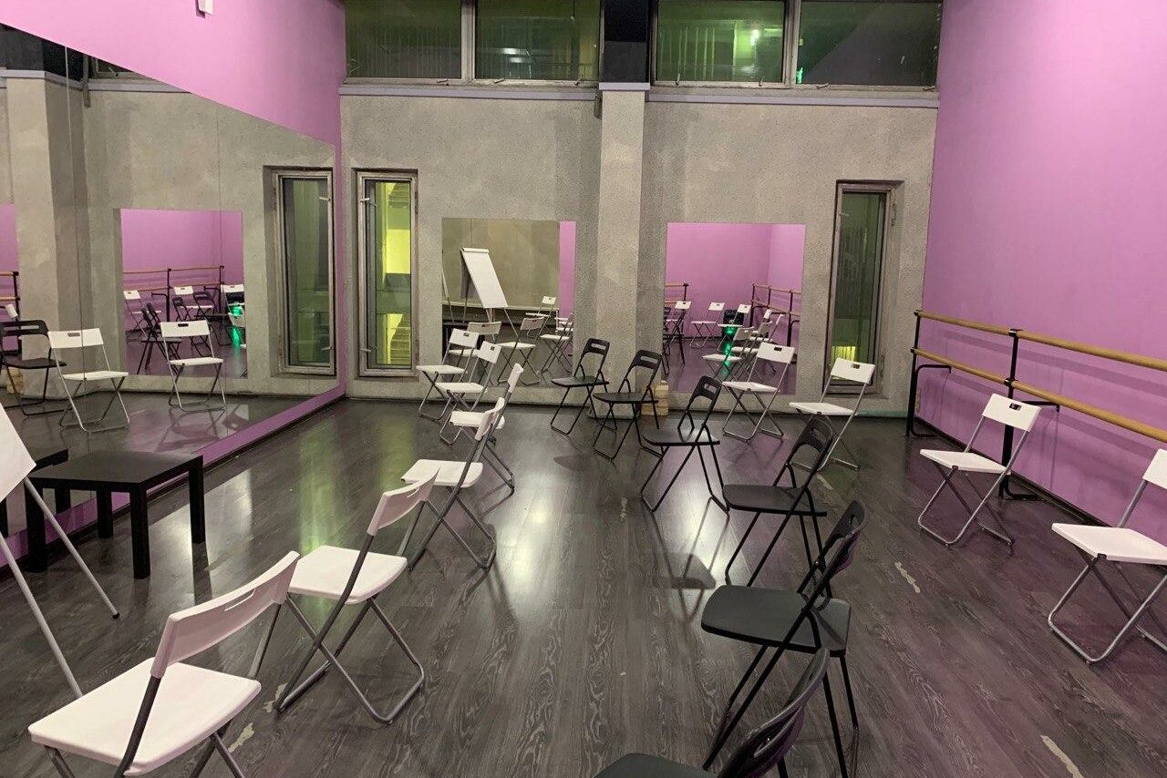 Арендовать Gusyaka Club Зал для тренинга 60 кв.м. в сиреневых тонах