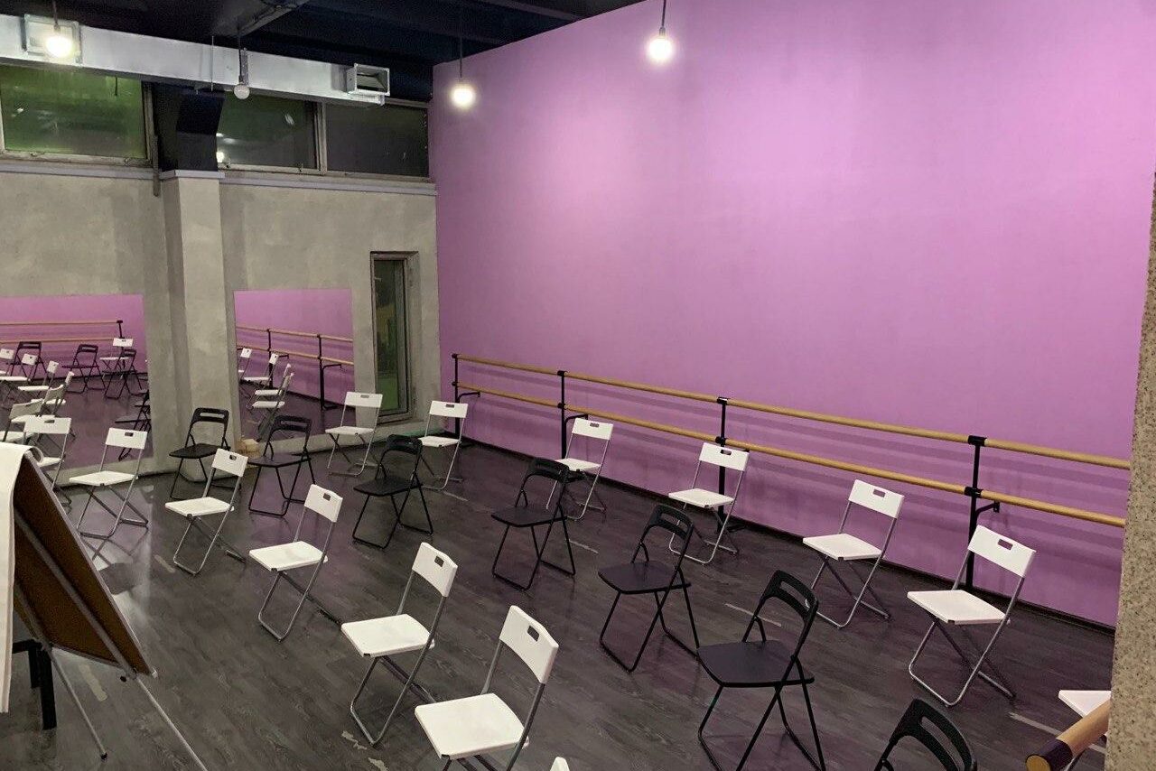 Арендовать Gusyaka Club Зал для тренинга 60 кв.м. в сиреневых тонах
